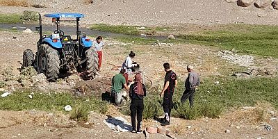 KAHRAMANMARAŞ’TA ÇAMURA SAPLANAN BÜYÜKBAŞ HAYVAN SON ANDA KURTARILDI