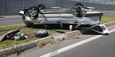 KAHRAMANMARAŞ’TA ÇİM SULAMA ARACINA ARKADAN ÇARPAN OTOMOBİL TAKLA ATTI