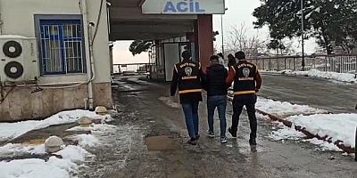 KAHRAMANMARAŞ’TA CİNAYETTEN ARANAN BİR KİŞİ SAKLANDIĞI EVDE  YAKALANDI