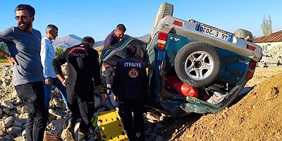 KAHRAMANMARAŞ’TA CİP TAKLA ATTI: 2 YARALI