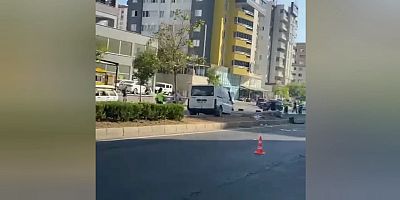 KAHRAMANMARAŞ’TA ÇOCUĞA ÇARPMAMAK İÇİN AYDINLATMA DİREĞİNE ÇARPAN KADIN SÜRÜCÜ HAYATINI KAYBETTİ
