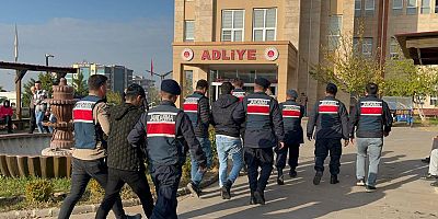 Kahramanmaraş’ta jandarma ekipleri tarafından DEAŞ terör örgütünün faaliyetlerinin deşifre edilmesi yönelik operasyonda 3 kişi tutuklandı.