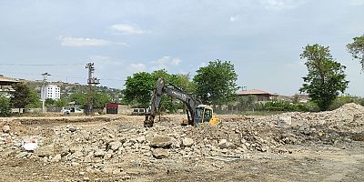KAHRAMANMARAŞ'TA DEPREMDEN ZARAR GÖREN OKULLARIN YERİNE YENİLERİ YAPILIYOR
