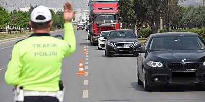 KAHRAMANMARAŞ’TA EHLİYET SINAVINDA KOPYA ÇEKTİ YAKALANDI