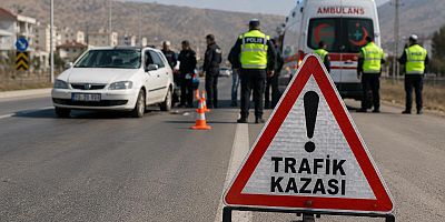 KAHRAMANMARAŞ’TA ELEKTRİKLİ ARAÇ PARK HALİNDEKİ OTOMOBİLE ÇARPTI: 2 YARALI