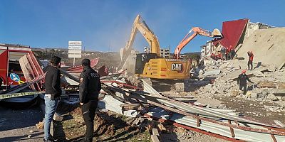 KAHRAMANMARAŞ’TA ENKAZIN ALTINA KALAN OPERATÖRÜN CANSIZ BEDENİNE ULAŞILDI