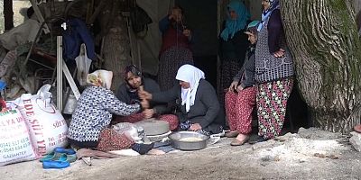 KAHRAMANMARAŞ’TA EV HANIMLARI BUĞDAYI TAŞ DEĞİRMENDE ÖĞÜTÜYORLAR