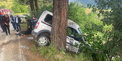 KAHRAMANMARAŞ'TA  HAFİF TİCARETİ ARAÇ AĞACA ÇARPTI: 1 AĞIR, 3 YARALI 