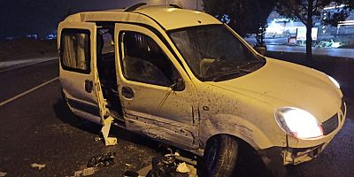KAHRAMANMARAŞ’TA HAFİF TİCARİ ARAÇ AĞACA ÇARPTI: 2 YARALI