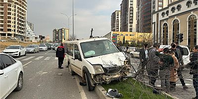 Kahramanmaraş’ta hafif ticari aracın aydınlatma direğine çarpması sonucu 1 kişi yaralandı.