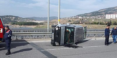 KAHRAMANMARAŞ’TA HAFİF TİCARİ ARAÇ DEVRİLDİ: 2 YARALI