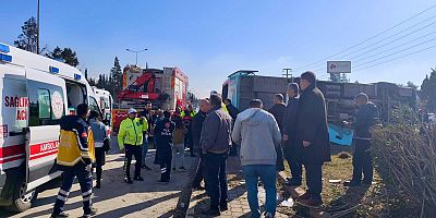 KAHRAMANMARAŞ’TA HAFİF TİCARİ ARAÇ İLE ÇARPIŞAN HALK OTOBÜSÜ DEVRİLDİ: 4 AĞIR YARALI