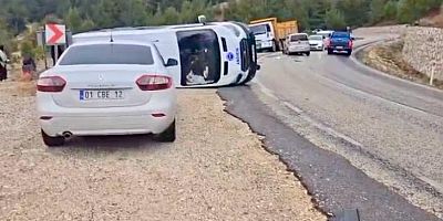 KAHRAMANMARAŞ’TA HAFİF TİCARİ ARAÇ İLE ÇARPIŞAN YOLCU MİNİBÜSÜ DEVRİLDİ: 3 YARALI