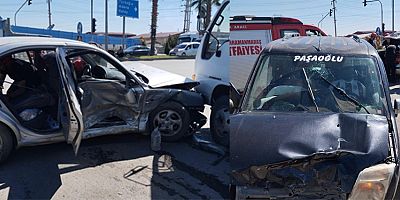 KAHRAMANMARAŞ’TA HAFİF TİCARİ ARAÇ İLE OTOMOBİL ÇARPIŞTI: 3 YARALI