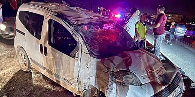 KAHRAMANMARAŞ’TA HAFİF TİCARİ ARAÇ İLE OTOMOBİL ÇARPIŞTI: 5 YARALI