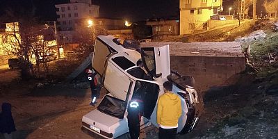 KAHRAMANMARAŞ’TA HAFİF TİCARİ ARAÇ PARK HALİNDEKİ OTOMOBİLİN ÜZERİNE DÜŞTÜ