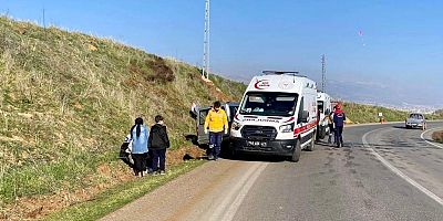 KAHRAMANMARAŞ’TA HAFİF TİCARİ ARAÇ TRAFİK LEVHASINA ÇARPTI: 4 YARALI