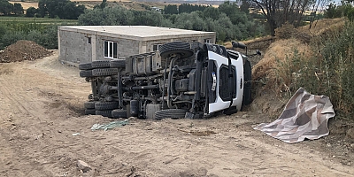KAHRAMANMARAŞ'TA HAFRİYAT KAMYONU DEVRİLDİ: 1 YARALI 