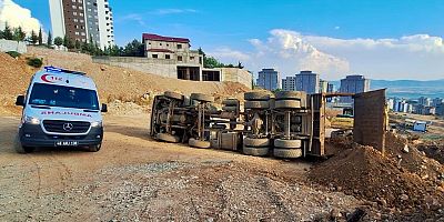 KAHRAMANMARAŞ’TA HAFRİYAT YÜKLÜ KAMYON DEVRİLDİ: 1 YARALI