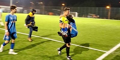 KAHRAMANMARAŞ’TA HAKEM, SAKATLANAN FUTBOLCUYU KUCAĞINDA TAŞIDI