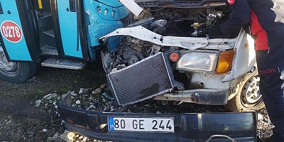 Kahramanmaraş’ta halk otobüsü ile çarpışan minibüs şoförü kaldırıldığı hastanede hayatını kaybetti.