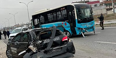 KAHRAMANMARAŞ’TA HALK OTOBÜSÜ İLE SÜRÜCÜ EĞİTİM ARACI ÇARPIŞTI