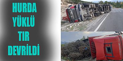 KAHRAMANMARAŞ’TA HURDA YÜKLÜ TIR DEVRİLDİ: 2 YARALI