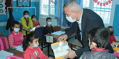 KAHRAMANMARAŞ’TA İHTİYAÇ SAHİBİ ÖĞRENCİLER AYAKKABI YARDIMI