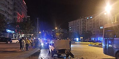 KAHRAMANMARAŞ’TA İKİ OTOMOBİL ÇARPIŞTI: 1 YARALI 