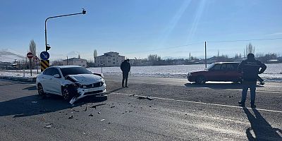 KAHRAMANMARAŞ’TA İKİ OTOMOBİL ÇARPIŞTI: 1 YARALI