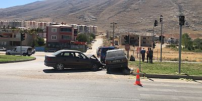 KAHRAMANMARAŞ’TA İKİ OTOMOBİL ÇARPIŞTI: 1 YARALI