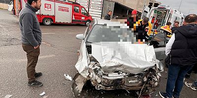 KAHRAMANMARAŞ’TA İKİ OTOMOBİL ÇARPIŞTI: 1 YARALI