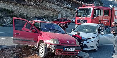 KAHRAMANMARAŞ’TA İKİ OTOMOBİL ÇARPIŞTI: 2 YARALI