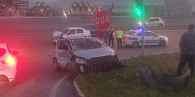 KAHRAMANMARAŞ'TA İKİ OTOMOBİL ÇARPIŞTI: 2 YARALI 