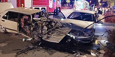 KAHRAMANMARAŞ’TA İKİ OTOMOBİL ÇARPIŞTI: 3 YARALI