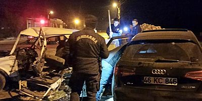 KAHRAMANMARAŞ'TA  İKİ OTOMOBİL ÇARPIŞTI: 5 YARALI