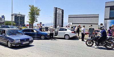 -KAHRAMANMARAŞ’TA İKİ OTOMOBİL ÇARPIŞTI: BİRİ ÇOCUK 3 YARALI