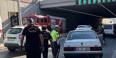 KAHRAMANMARAŞ’TA İKİ OTOMOBİL KAFA KAFAYA ÇARPIŞTI: 1’İ AĞIR 3 YARALI
