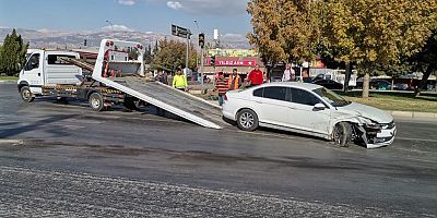 KAHRAMANMARAŞ'TA İKİ OTOMOBİL KAFA KAFAYA ÇARPIŞTI: 1 YARALI