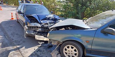 KAHRAMANMARAŞ’TA İKİ OTOMOBİL KAFA KAFAYA ÇARPIŞTI: 4 YARALI
