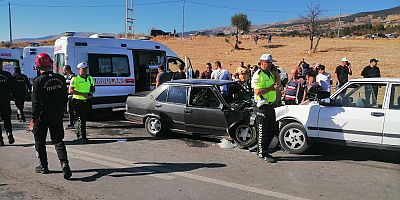 -KAHRAMANMARAŞ’TA İKİ OTOMOBİL KAFA KAFAYA ÇARPIŞTI: 6 YARALI