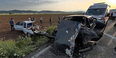 KAHRAMANMARAŞ’TA İKİ OTOMOBİL KAFA KAFAYA ÇARPIŞTI: 6 YARALI