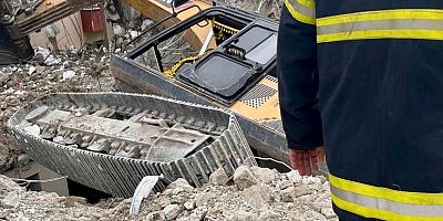  KAHRAMANMARAŞ’TA İŞ MAKİNESİ DEVRİLDİ OPERATÖRÜ YARALANDI