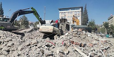 KAHRAMANMARAŞ’TA İŞ MAKİNESİ YIKIM SIRASINDA ENKAZ ALTINDA KALDI