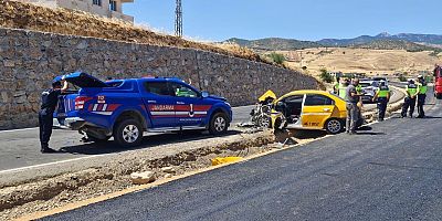 KAHRAMANMARAŞ’TA JANDARMA ARACIYLA TİCARİ TAKSİ ÇARPIŞTI: 3 YARALI