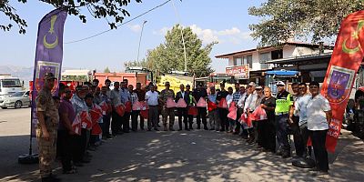 KAHRAMANMARAŞ’TA JANDARMA RÖMORKLARA REFLEKTÖRLERİ KENDİ ELLERİYLE TAKTI
