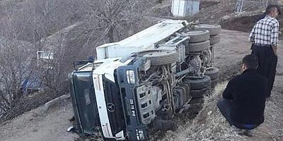 KAHRAMANMARAŞ’TA KAMYON DEVRİLDİ: 2 YARAL