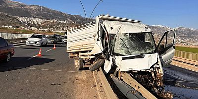 KAHRAMANMARAŞ’TA KAMYONET BARİYERE OK GİBİ SAPLANDI