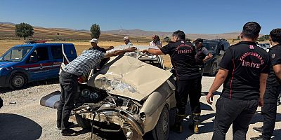 KAHRAMANMARAŞ’TA KAMYONET İLE OTOMOBİL ÇARPIŞTI: 2 YARALI
