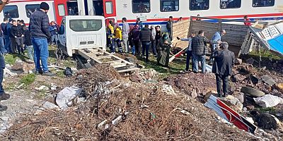 KAHRAMANMARAŞ’TA KAMYONET YOLCU TRENİNE ÇARPTI:2 YARALI